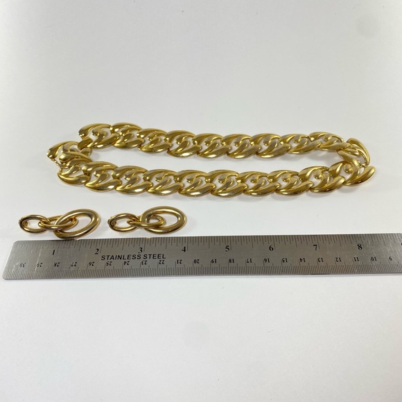 1980's Chunky Gold Tone Link Choker and Matching Post Earrings - Picture 13 of 13